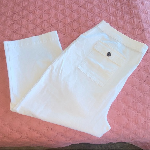 Boden White Capris with Button Detail - Picture 6 of 12